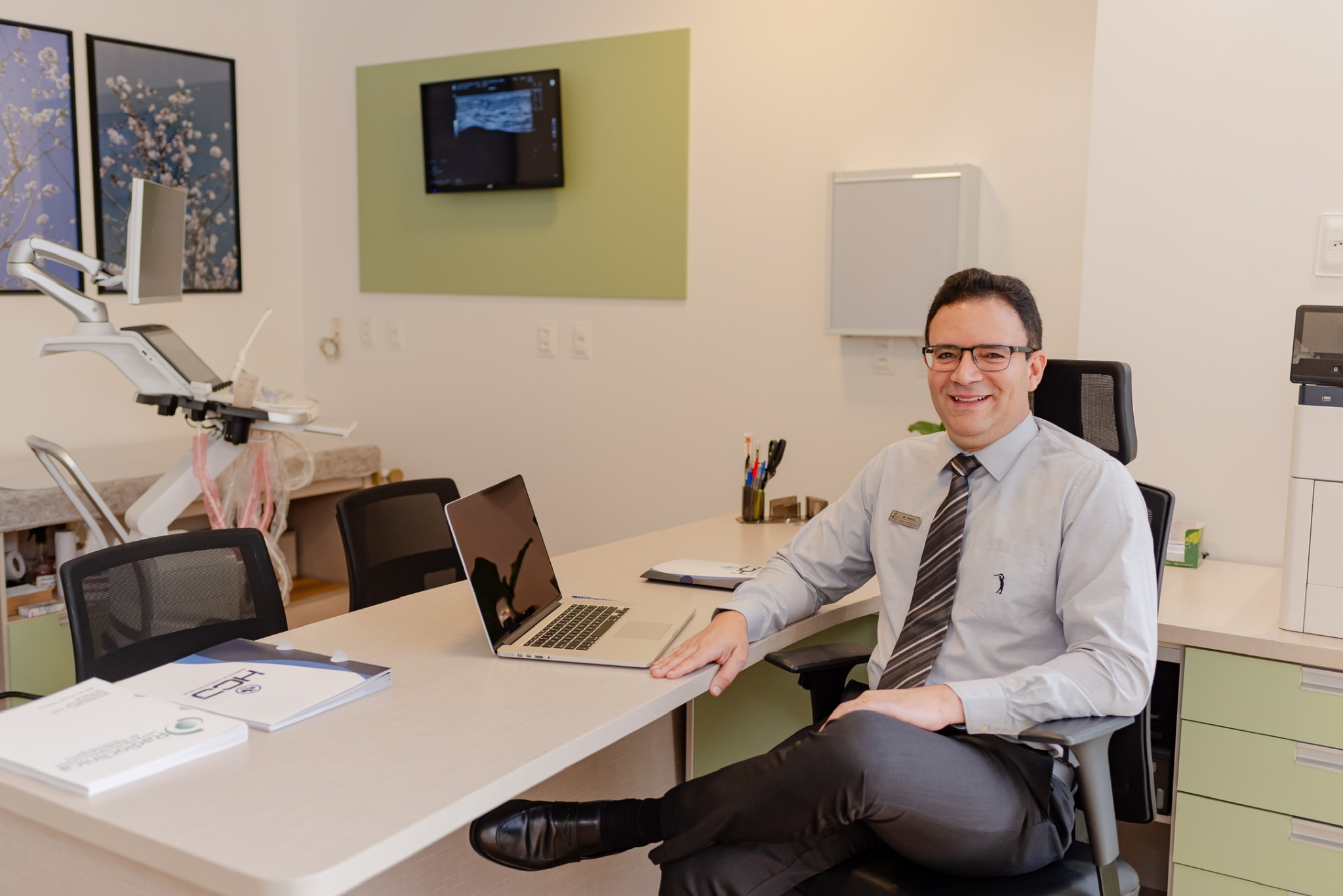 Dr. Danilo Cerqueira no consultório do Hospital de Clínicas do Juruá