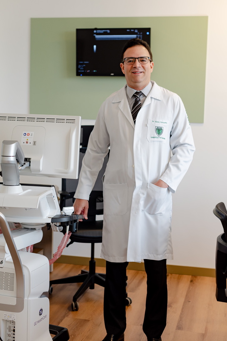 Dr. Danilo Cerqueira ao lado do equipamento de ultrassom GE Healthcare