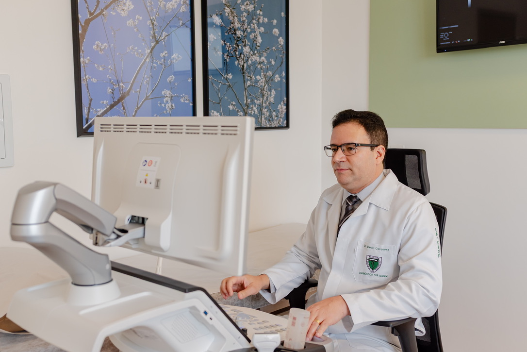 Dr. Danilo Cerqueira analisando imagens de ultrassom