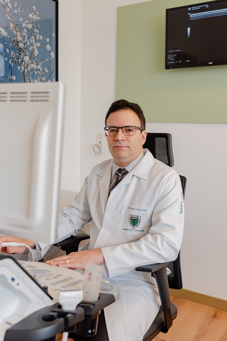 Dr. Danilo Cerqueira realizando atendimento em equipamento de ultrassom